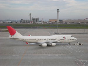 13.展望デッキから見た日本航空のB747-400