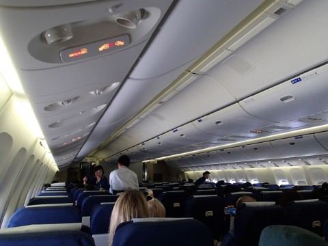 ユナイテッド航空B777機内－スクリーンも何もない機内はちょっと新鮮？